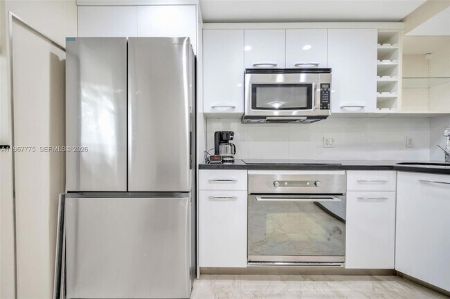 Building Photo - 100 Edgewater Dr