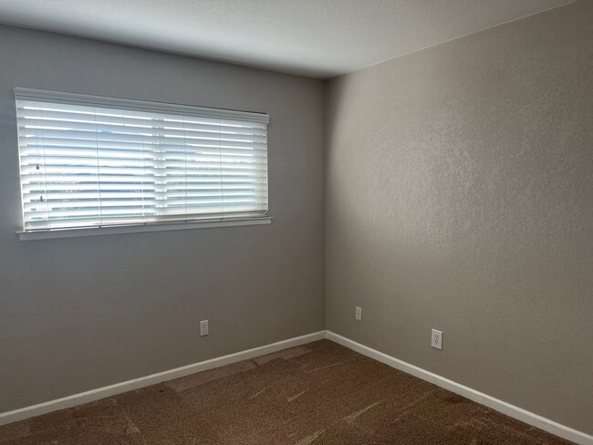Building Photo - 2916 Dogwood Ave