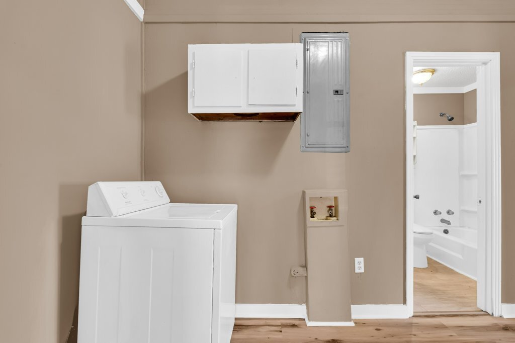 Building Photo - 433 E Jordan Ave