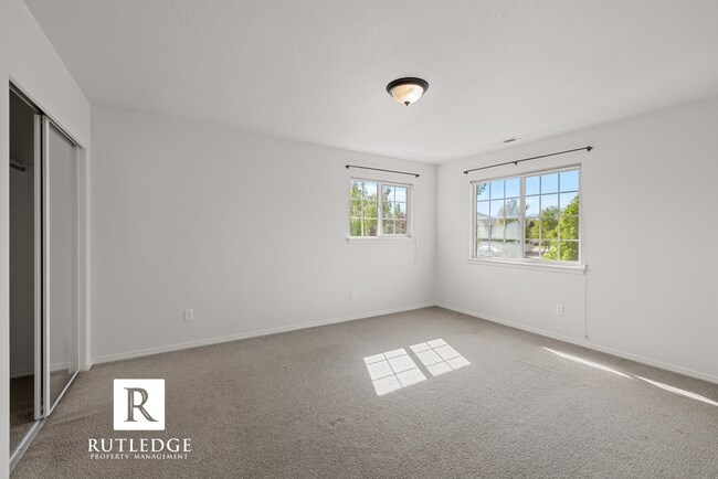 Building Photo - Southwest Medford / Near ROGUE X