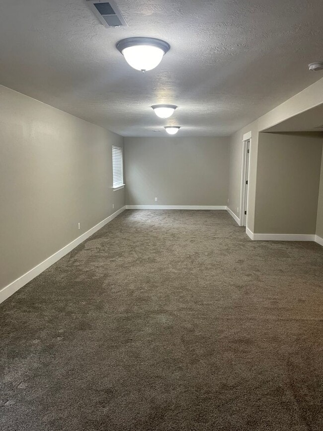 Building Photo - Beautiful Townhome