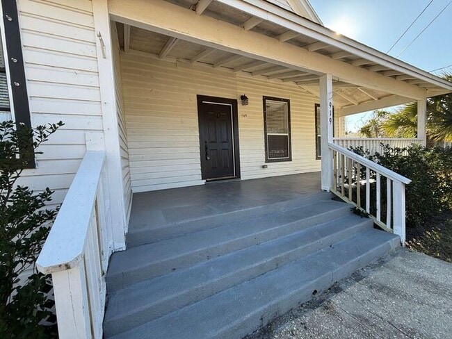 Building Photo - Pensacola - East Hill- 3 bedroom, 2 bathroom