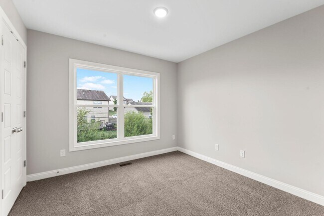 Building Photo - 453 Friendly Ave