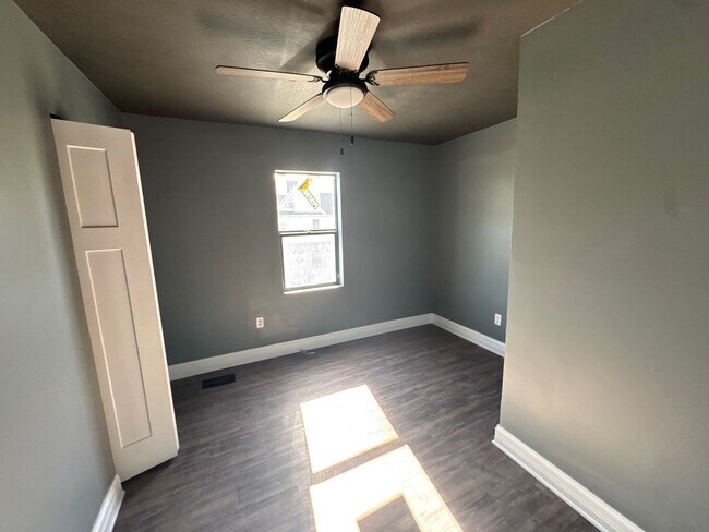 Building Photo - 230 W 29th St