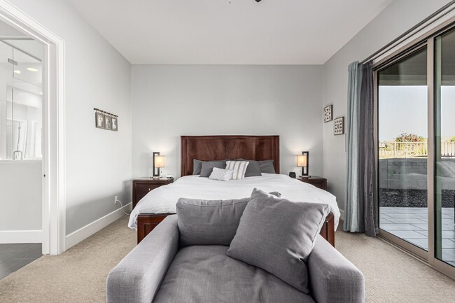 Building Photo - Your dream entertainer's home is here!