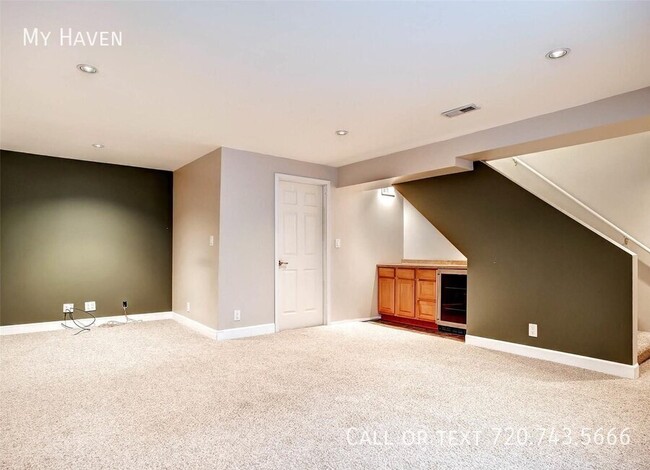 Building Photo - Dual Primary Bedrooms in Great Townhome