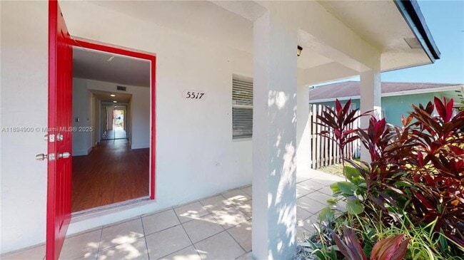 Building Photo - 3 bedroom in Hollywood FL 33021