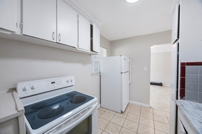 Building Photo - 1230 9th Ave S