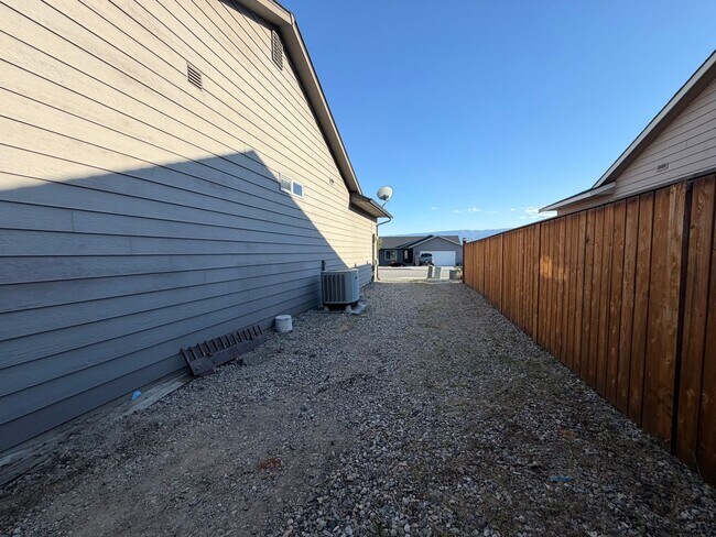 Building Photo - Now renting 3 bedroom House