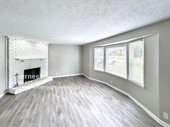 Building Photo - Inviting 3-Bedroom Home with Fenced Yard a...