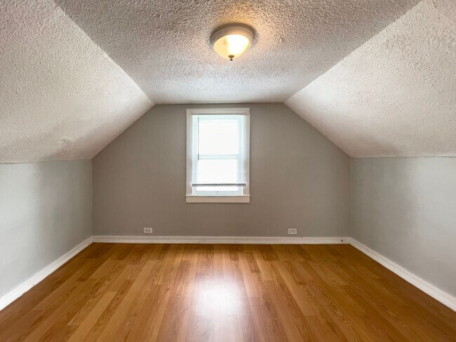Building Photo - *AVAILABLE NOW!* Cozy Three Bedroom Home!