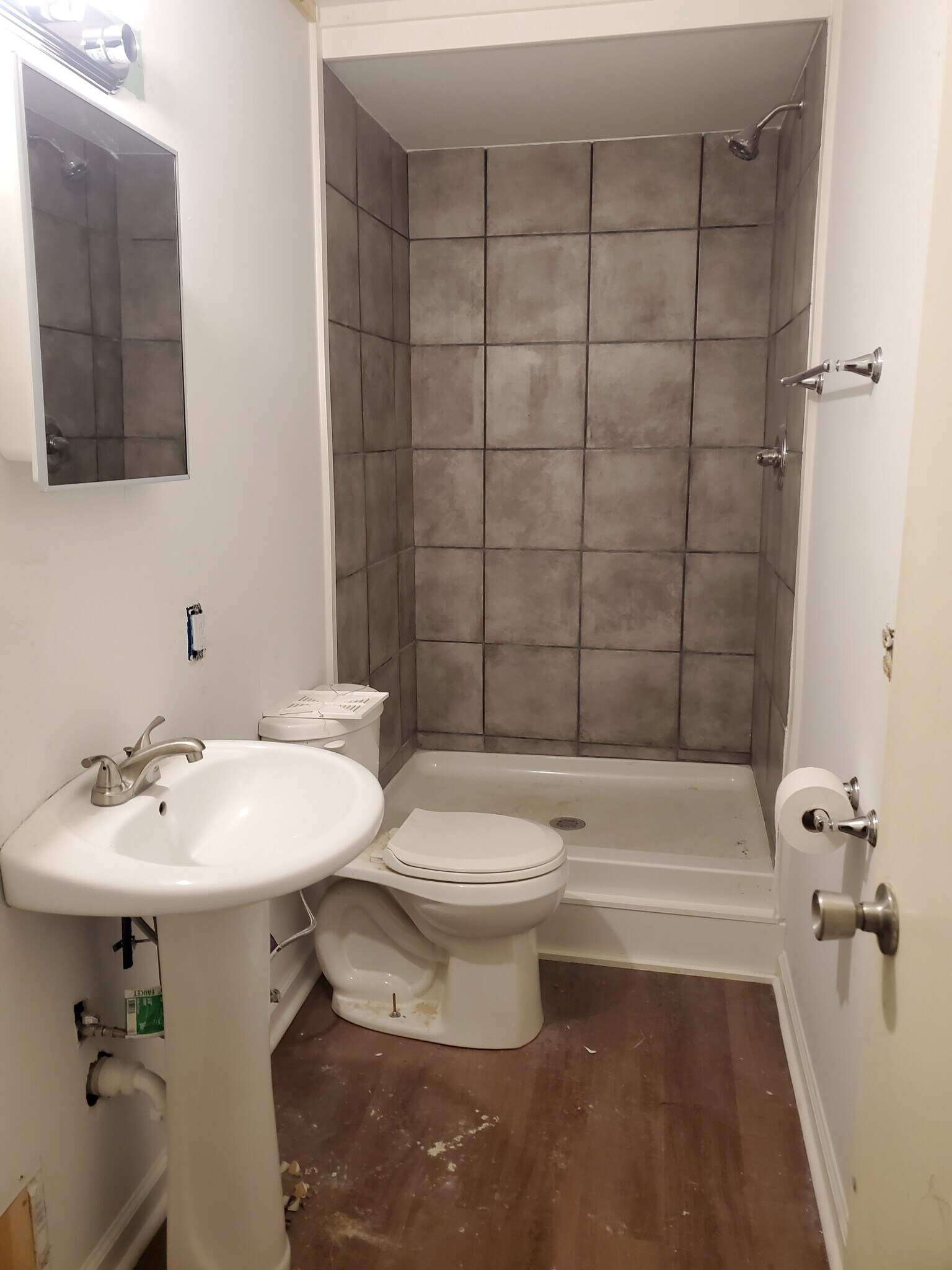 bathroom 1 - 926 Kinzler Ave