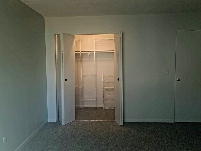 Building Photo - 5 Thayer Pond Dr