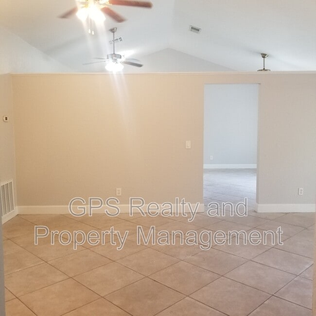 Building Photo - 3359 Hillmont Cir
