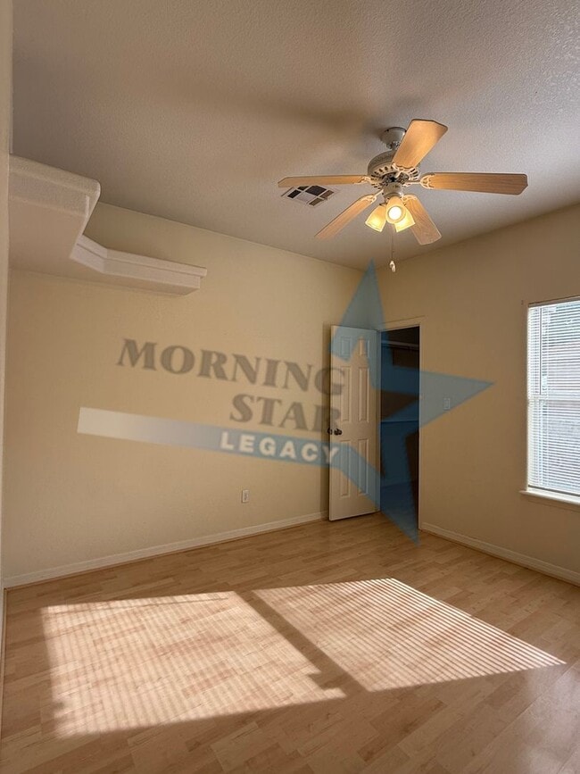 Building Photo - Spacious 3-Bedroom Home Off Roadrunner!