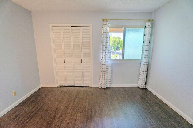 Building Photo - Modern Comfort in Mariners Village – Renov...