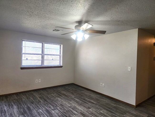 Building Photo - 3 Bed 1.5 Bath 2 Car Garage in Roberts Sou...