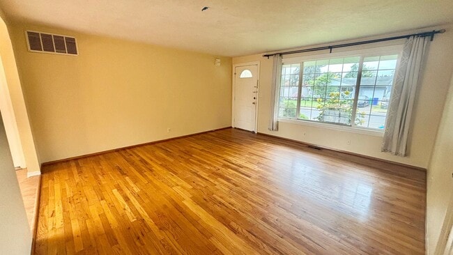 Building Photo - 1/2 Month Free - Charming Single-Level Home with Spacious Yard & Easy Portland Access