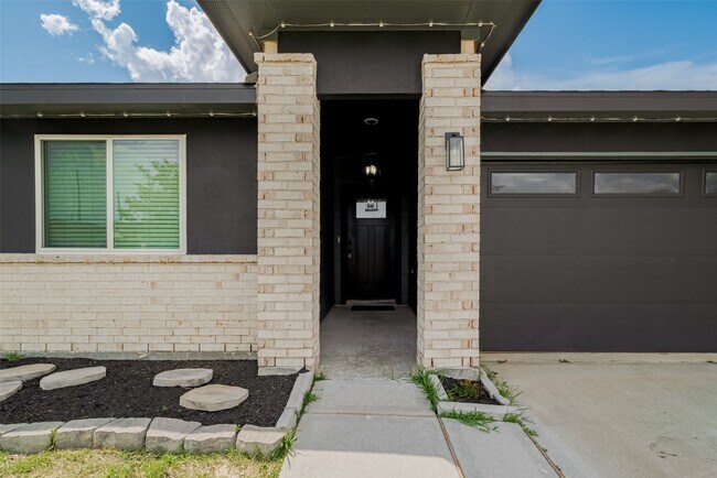 Building Photo - 14519 Sweetwater Dr