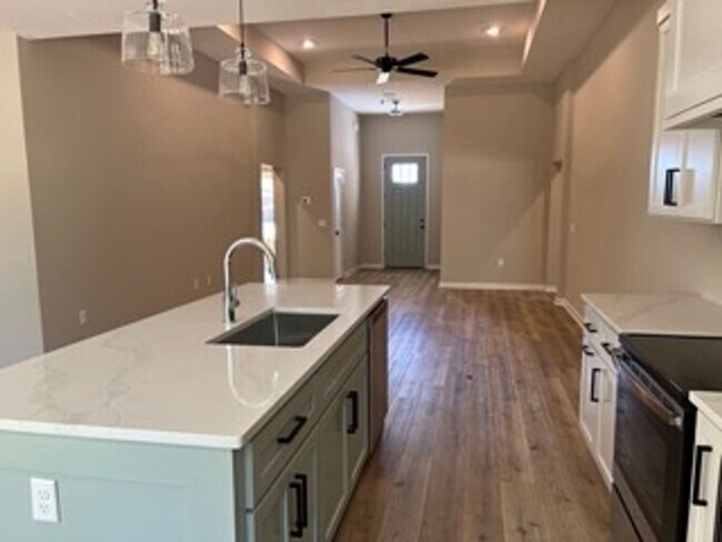 Building Photo - Single-Family House for Rent