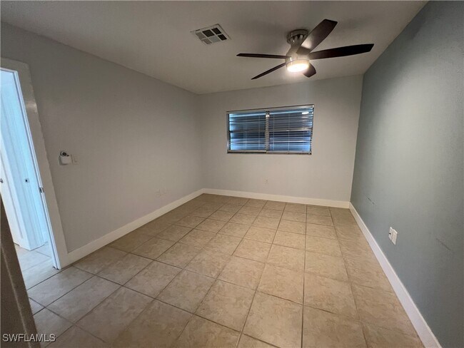 Building Photo - 858 Rose Way