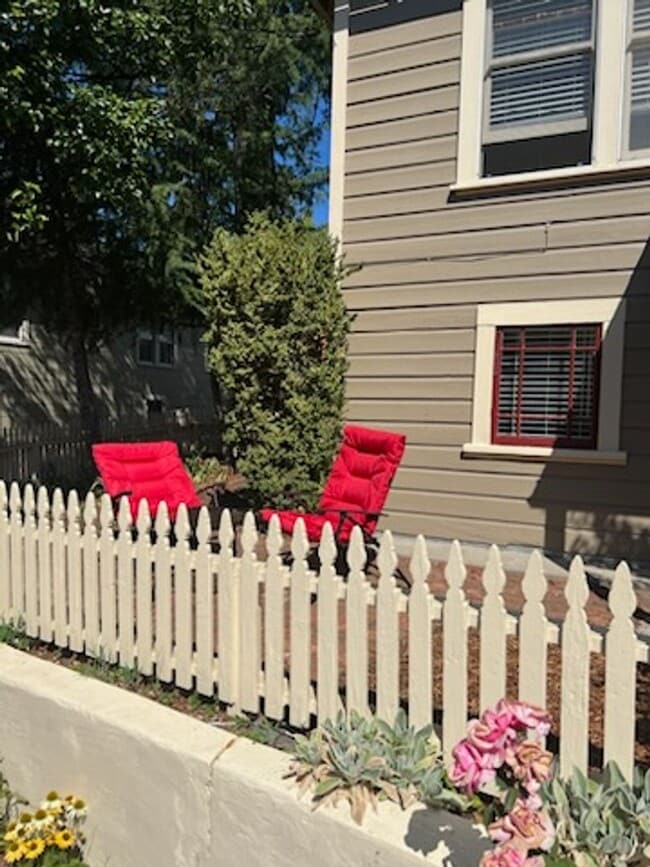 Building Photo - Adorable one bedroom apartment in downtown Grass Valley! Private parking, washer and dryer in unit.