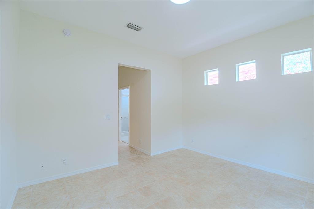 Building Photo - 5733 NW 119th Dr