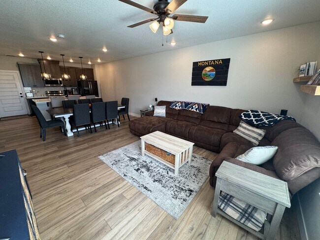 Building Photo - Modern 3-Bed, 2-Bath Townhome with Spaciou...