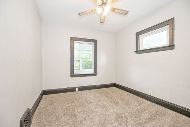 Building Photo - 4 BED 1 BATH BEAUTIFUL SINGLE FAMILY HOME ...