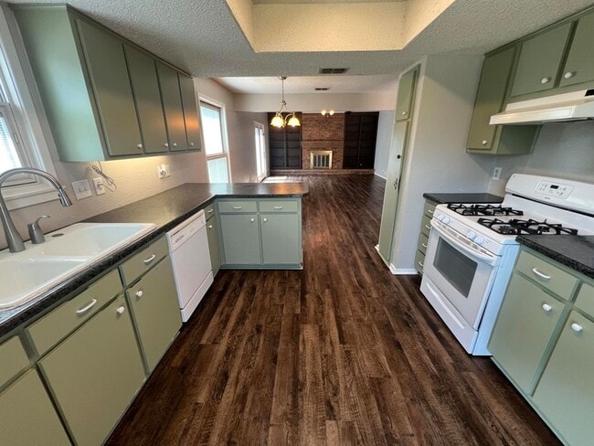 Building Photo - 7016 York Ave