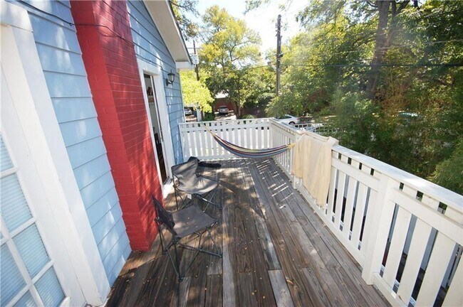 Building Photo - Large 4 Bedroom house with parking in Nort...