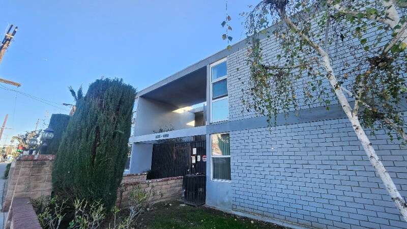 Building Photo - 11032 Moorpark St