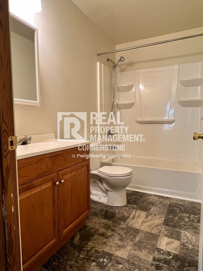 Building Photo - Charming 2-Bedroom Home with Spacious Yard