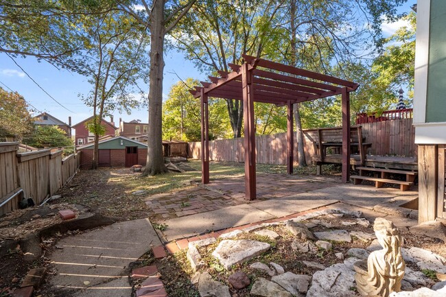 Building Photo - Hi-Pointe Adjacent House!