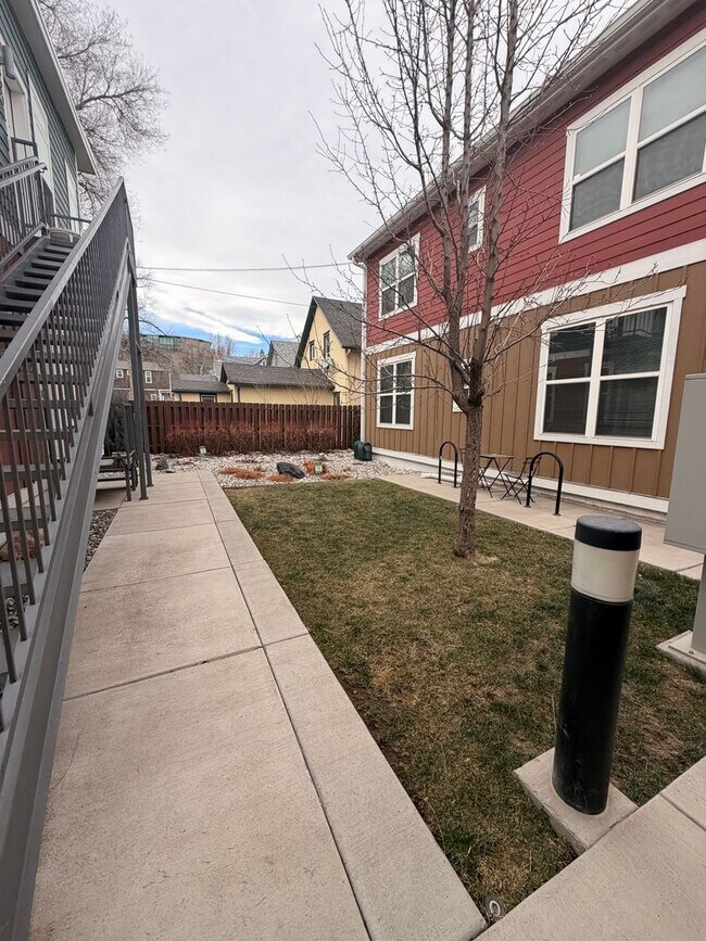 Building Photo - 525 E Kiowa St