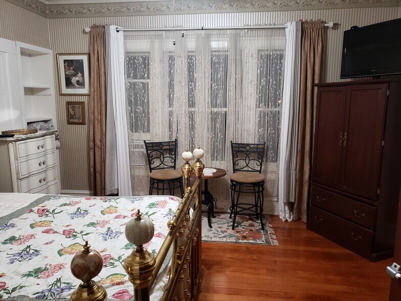 Serenity Room $1400 - 2374 Mission Inn Ave