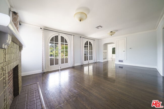 Building Photo - 1081 S Rimpau Blvd