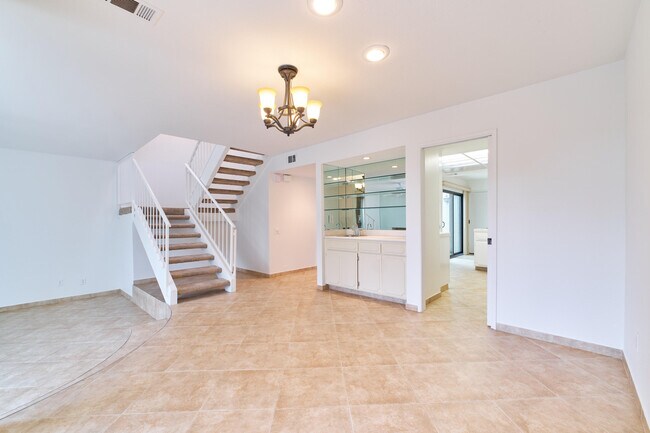 Building Photo - 616 Violeta Dr