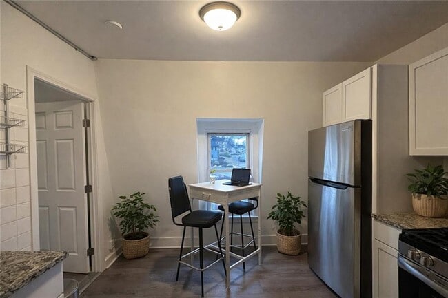 Building Photo - 212-212 N Main St