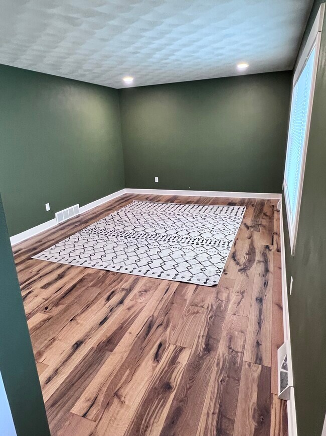 Building Photo - 1694 Earl Dr