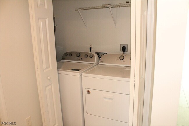 Building Photo - 912 SW 39th Terrace