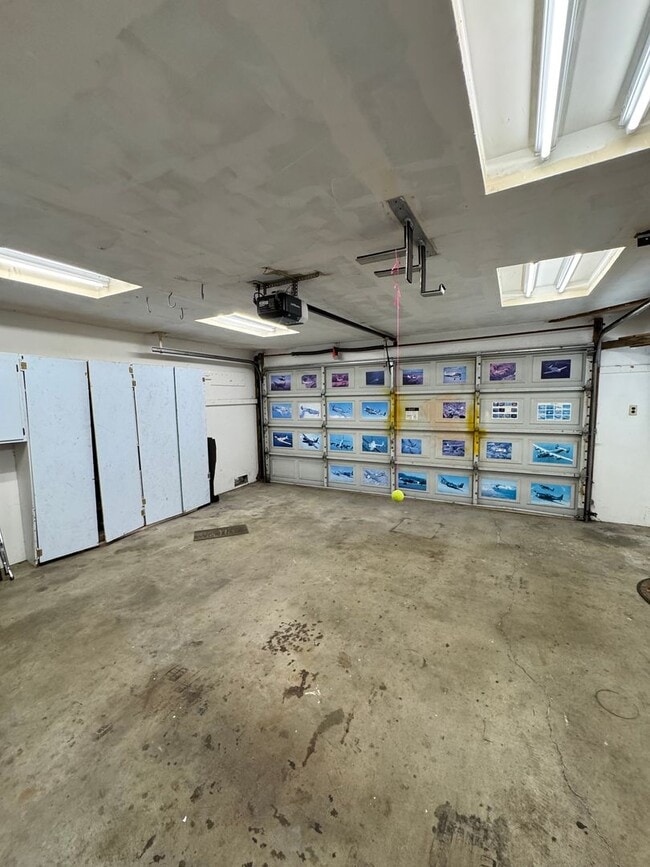 Building Photo - Fully Furnished Home Near the Beach in Gro...
