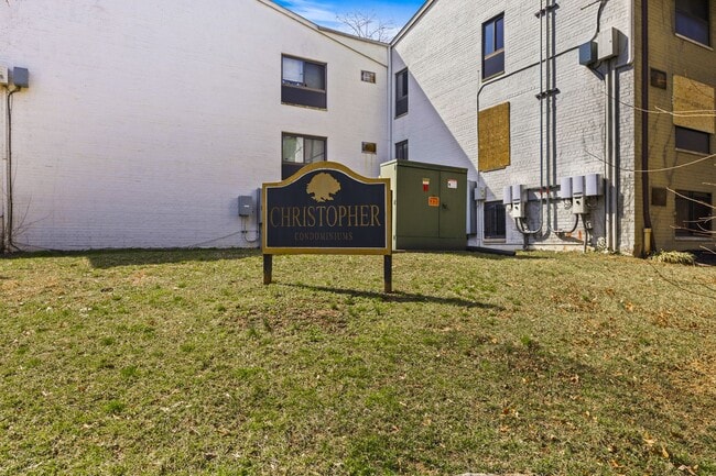 Building Photo - Spacious, Recently Renovated 1 Bedroom!