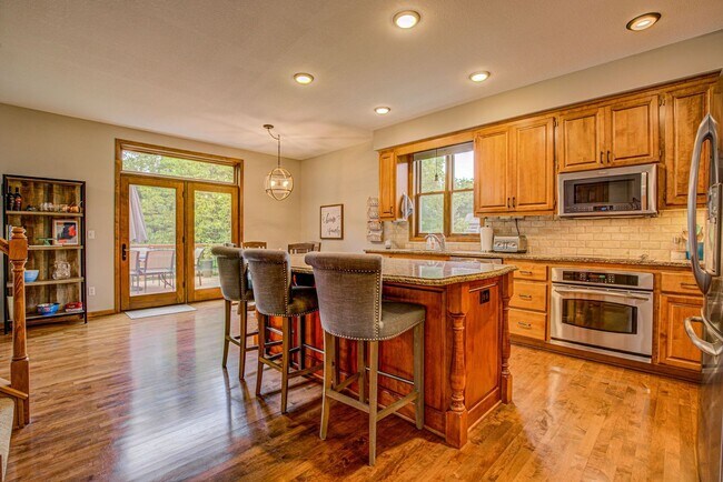 Building Photo - Immaculate 5 Bedroom 4 Bath in Chanhassen - Available August 1st.