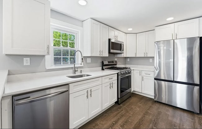 Building Photo - 71 Gladeside Ave