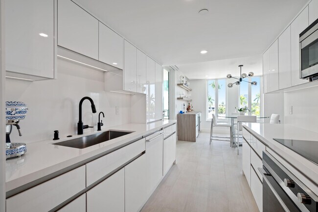 Building Photo - 100 SE 5th Ave