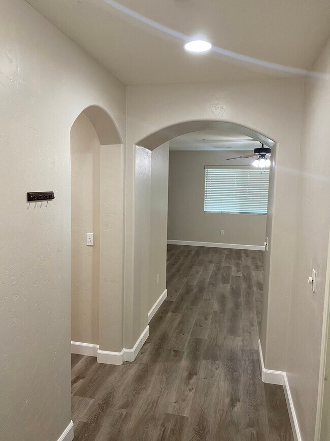 Building Photo - 450 Topanga Ct