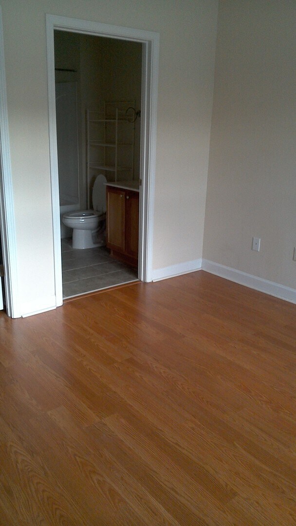 Building Photo - SPECIAL!  2 Bedroom/2 bath Condo - 1/2 half rent second month