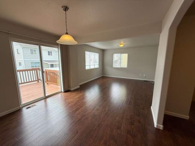 Building Photo - 4 Bedroom, 3.5 Bathroom Townhome in Cheyen...