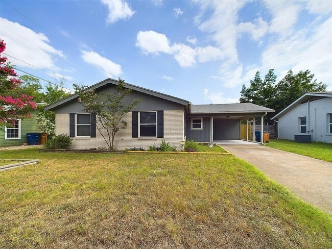 Building Photo - 1411 Kamar Dr